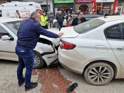 Çorum’da iki otomobil çarpıştı: 1 yaralı