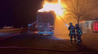 Diyarbakır’da seyir halindeki tırın dorsesinde yangın