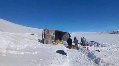 Erzurum’da yem yüklü kamyon devrildi