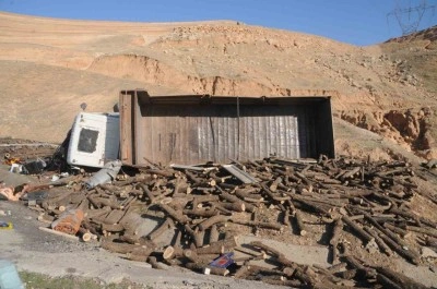 Freni boşalan odun yüklü kamyon şarampole devrildi: 2 yaralı