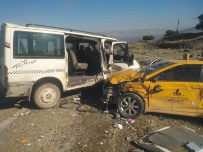 Gaziantep’te hafif ticari araç ile ticari taksi çarpıştı: 7 yaralı