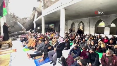 Gazze’de ateşkesin ardından ilk cuma namazı cami enkazında kılındı