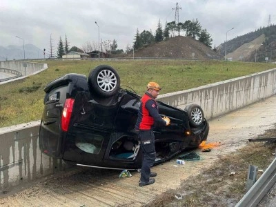 Hafif ticari araç takla attı: 4 yaralı