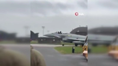 İngiltere'de kuş çarpmasının ardından savaş uçağı pilotu, kanopiyi fırlatarak acil iniş yaptı