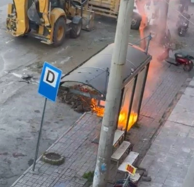 İş makinesi elektrik tellerine zarar verince yangın çıktı