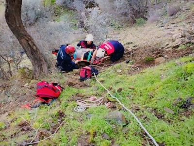 İzmir’de düştüğü dik yamaçta mahsur kalan vatandaşı itfaiye kurtardı