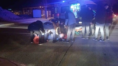 Kaçmaya çalışan 17 yaşındaki ehliyetsiz ve alkollü sürücü, polis aracına çarptı