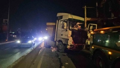 Kağıthane’de kontrolden çıkan hafriyat kamyonu beton bariyerlere çıktı