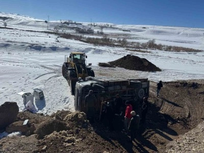 Kamyon şarampole yuvarlandı, sürücü yara almadan kurtuldu