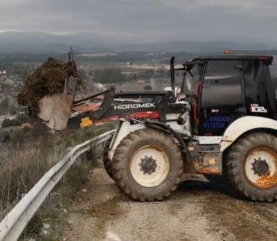 Karacasu’da belediye ekipleri yol güvenliğini arttırıyor