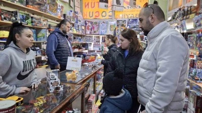 Karnelerini alan çocuklara ailelerden oyuncak hediyesi