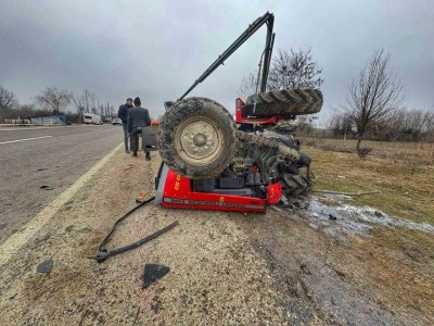 Kastamonu’da minibüsle çarpışan traktör devrildi: 3 yaralı