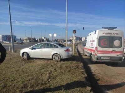 Kırklareli’nde otomobil refüje çıktı: 2 yaralı