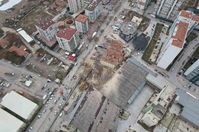 Konya’da çöken binadaki enkaz çalışmaları havadan görüntülendi