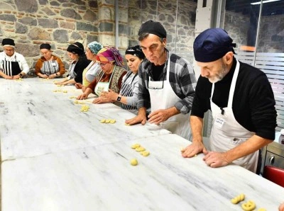 Kursiyerler, işaret diliyle pasta yapıyor