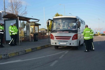 Ordu’da ayakta yolcu taşıyan dolmuş sürücüleri denetlendi