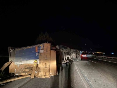 Osmaniye’de devrilen tırda yangın: 1 yaralı