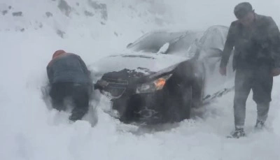 Sahara Geçidi’nde yoğun kar ve tipi ulaşıma engel oldu