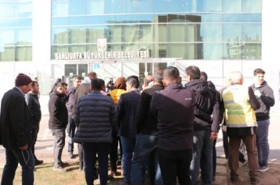 Şanlıurfa'da işten çıkarılan işçiler belediye binası önünde toplandı