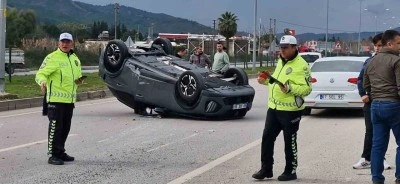 Seydikemer’deki kazada iki araç takla attı