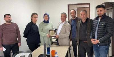 Tayini çıkan sağlık çalışanı plaketle uğurlandı