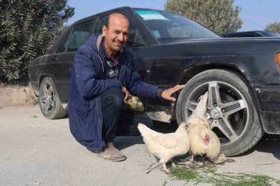 Tekere bağladığı horozuyla, tavuğunu arabasıyla birlikte satışa çıkardı