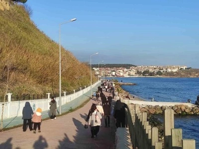 Tekirdağ’da güneşli havada vatandaşlar sahile akın etti