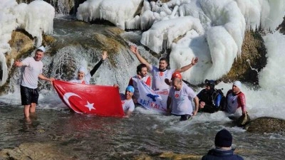 Soğuğa rağmen Muradiye Şelalesi’ne girdiler