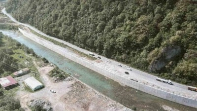 Yapımı devam eden Araklı-Bayburt yolunda incelemelerde bulundu